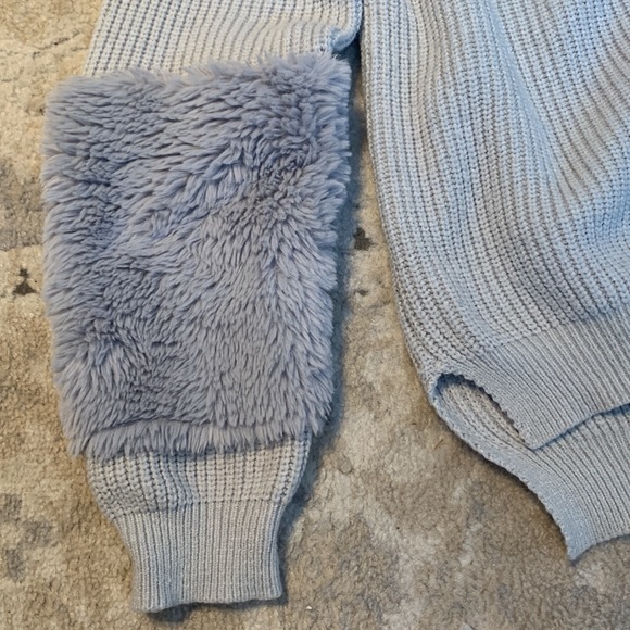 Lyla + Luxe Fluffy Cuff Sweater - Picture 4 of 6